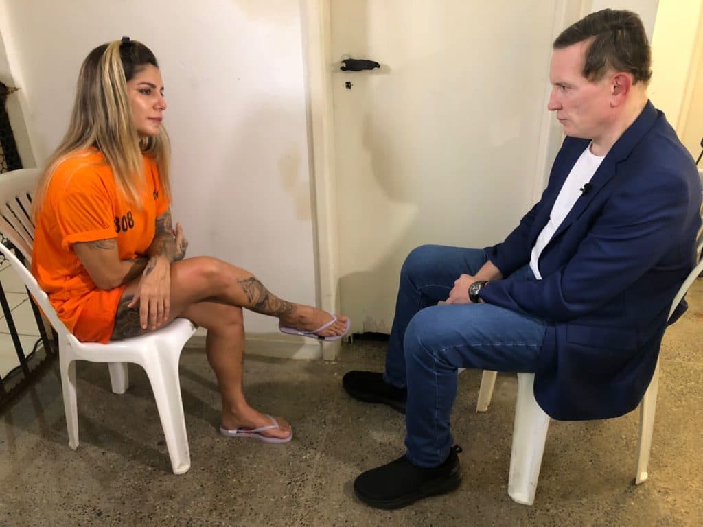 Câmera Record investiga caso de empresário morto em pousada de luxo na Bahia e Cabrini entrevista a esposa, principal suspeita