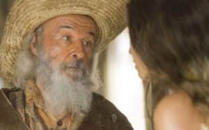 Velho do Rio (Osmar Prado) fará pedido a Juma (Alanis Guillen), que mudará de ideia em Pantanal (Foto: Reprodução / Globo) Velho do Rio (Osmar Prado) fará pedido a Juma (Alanis Guillen), que mudará de ideia em Pantanal (Foto: Reprodução / Globo)