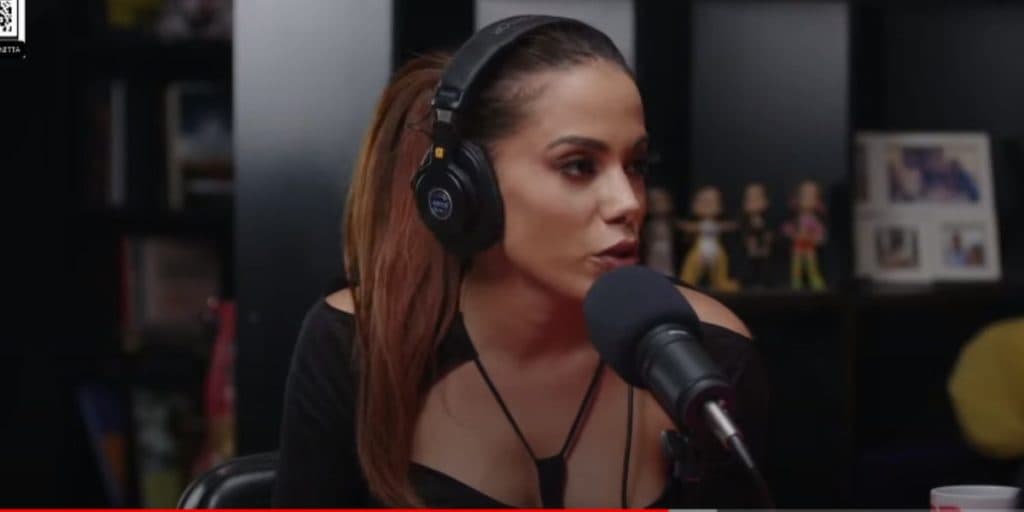 Anitta escandaliza, expõe como são suas partes genitais e fala de cirurgia íntima: "Sou maluca fazendo"
