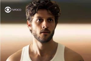 Travessia - Vem à tona segredo bombástico sobre quem é o verdadeiro pai de Ari (Chay Suede) na trama escrita por Gloria Perez (Foto: Reprodução / Globo / Montagem TV Foco) Travessia - Vem à tona segredo bombástico sobre quem é o verdadeiro pai de Ari (Chay Suede) na trama escrita por Gloria Perez (Foto: Reprodução / Globo / Montagem TV Foco)