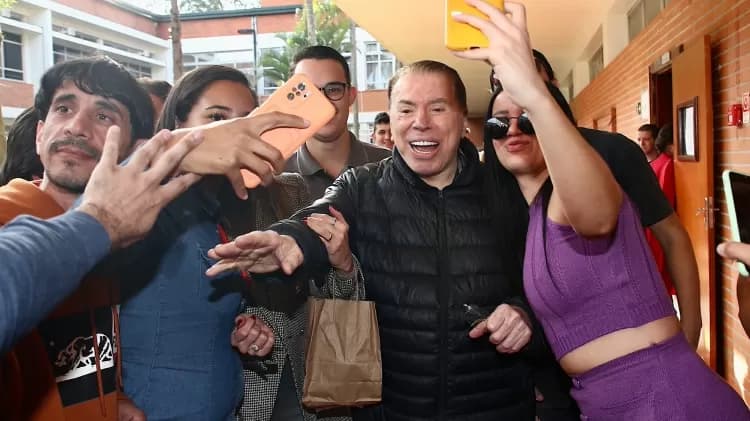 Silvio Santos é rodeado de Fãs ao ir para sua zona eleitoral (Foto Reprodução/Internet) Silvio Santos é rodeado de Fãs ao ir para sua zona eleitoral (Foto Reprodução/Internet)