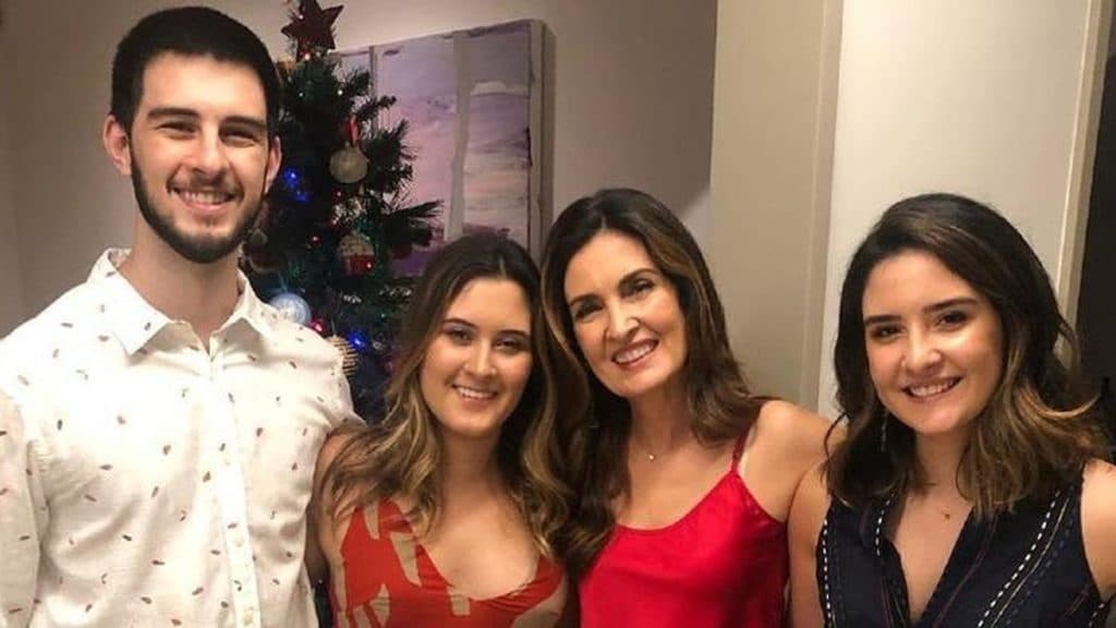 Fátima Bernardes junto com os filhos Laura, Beatriz e Vinicius Fátima Bernardes junto com os filhos Laura, Beatriz e Vinicius