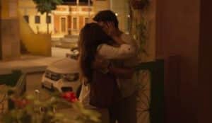 Candoca (Isadora Cruz) e José (Sergio Guizé) se beijam após reencontro em Mar do Sertão (Foto: Reprodução / Globo) Candoca (Isadora Cruz) e José (Sergio Guizé) se beijam após reencontro em Mar do Sertão (Foto: Reprodução / Globo)
