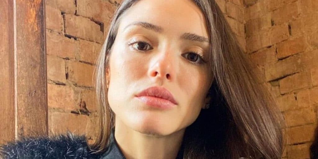 Abalada, Isabelle Drummond, atriz da Globo, tem flagra na rua e motivo é exposto: “Mais uma vítima”