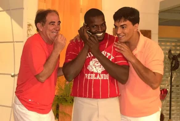 Galã que fez sucesso absurdo na Globo, foi embora do Brasil e atualmente leva uma vida pacata com a família - Foto Reprodução Galã que fez sucesso absurdo na Globo, foi embora do Brasil e atualmente leva uma vida pacata com a família - Foto Reprodução