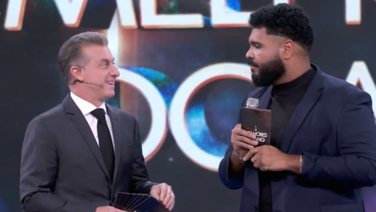 Paulo Vieira e Huck no prêmio "Melhores do Ano". (Foto: Reprodução / TV Globo) Paulo Vieira e Huck no prêmio "Melhores do Ano". (Foto: Reprodução / TV Globo)