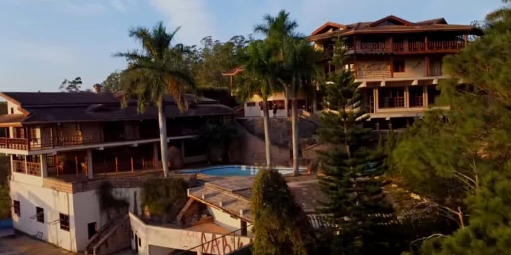 A mansão do ex-apresentador da Globo está abandonada e em ruínas (Reprodução: Youtube) A mansão do ex-apresentador da Globo está abandonada e em ruínas (Reprodução: Youtube)