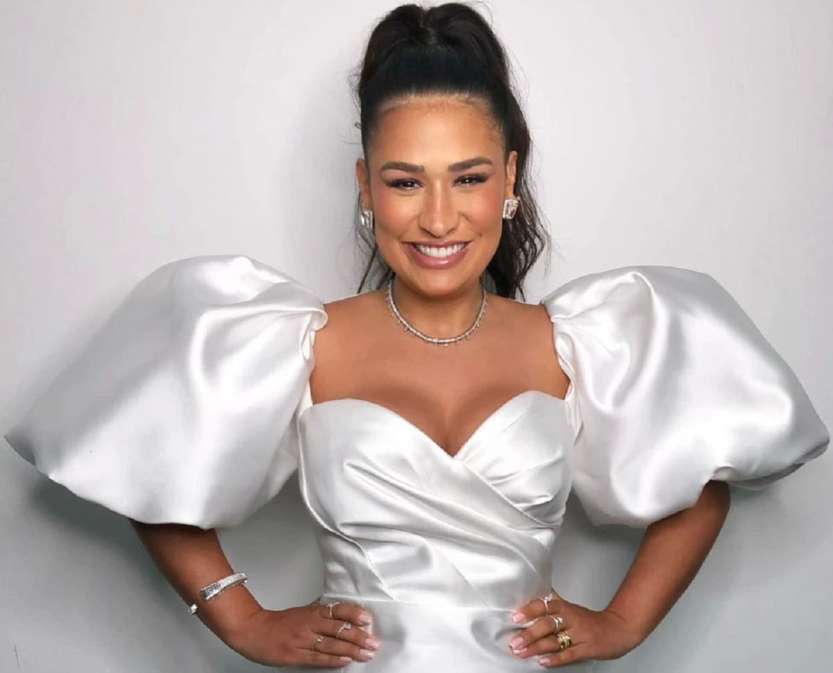 Após o fim da dupla sertaneja com Simaria, a cantora Simone Mendes tem esse valor em sua conta bancária e recebe este cachê por show - Foto Reprodução Após o fim da dupla sertaneja com Simaria, a cantora Simone Mendes tem esse valor em sua conta bancária e recebe este cachê por show - Foto Reprodução