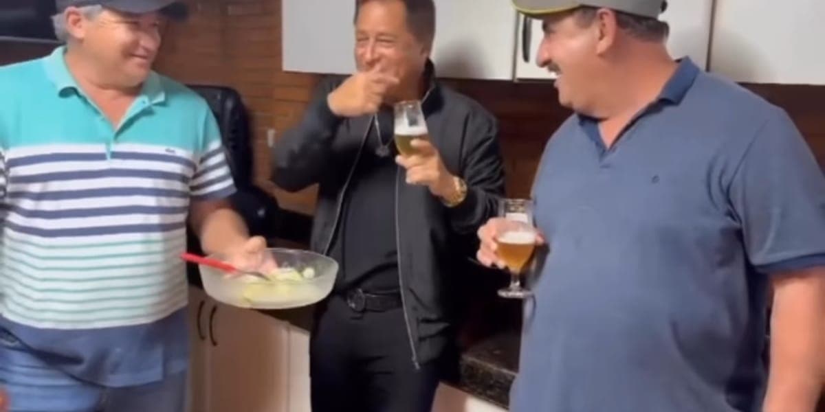 Leonardo e Ratinho surgem juntos em vídeo e sempre com muito bom humor fazem brincadeiras com duplo sentido (Reprodução: Instagram) Leonardo e Ratinho surgem juntos em vídeo e sempre com muito bom humor fazem brincadeiras com duplo sentido (Reprodução: Instagram)