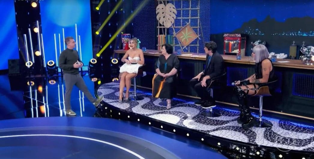Lívia Andrade surpreendeu Luciano Huck ao contar história de um rapaz que recebeu ajuda dele (Foto: Reprodução/ Globo) Lívia Andrade surpreendeu Luciano Huck ao contar história de um rapaz que recebeu ajuda dele (Foto: Reprodução/ Globo)