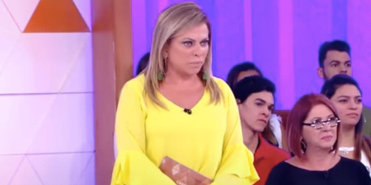 Durante o "Casos de Família", Christina Rocha perde a paciência ao ouvir que sogra de convidado entra em sua casa sem ser convidado, olha para às câmeras e pede desculpas ao dizer que senhora está errada (Foto: Reprodução / SBT) Durante o "Casos de Família", Christina Rocha perde a paciência ao ouvir que sogra de convidado entra em sua casa sem ser convidado, olha para às câmeras e pede desculpas ao dizer que senhora está errada (Foto: Reprodução / SBT)