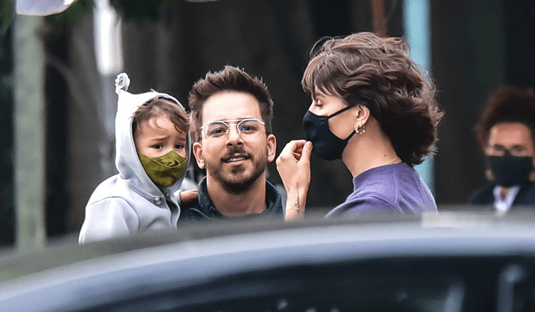 Júnior Lima com o filho Otto e a esposa, Mônica Benini. Casal evita mostrar o rosto dos herdeiros (Foto: Reprodução / Internet) Júnior Lima com o filho Otto e a esposa, Mônica Benini. Casal evita mostrar o rosto dos herdeiros (Foto: Reprodução / Internet)
