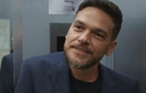 Theo (Emilio Dantas) em cena de Vai na Fé: mau-caráter vai ficar com Kate (Clara Moneke) (Foto: Reprodução / Globo) Theo (Emilio Dantas) em cena de Vai na Fé: mau-caráter vai ficar com Kate (Clara Moneke) (Foto: Reprodução / Globo)
