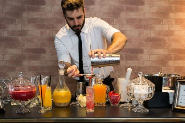 Foto de um barman - Foto Reprodução Internet Foto de um barman - Foto Reprodução Internet