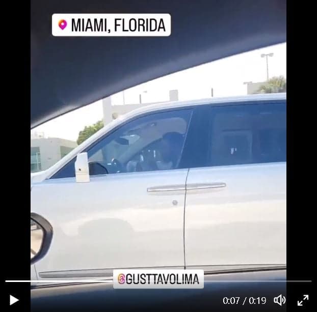 Gusttavo Lima dirigindo seu carro de R$ 7 milhões, em Miami, Florida, nos Estados Unidos - Foto Reprodução Twitter Gusttavo Lima dirigindo seu carro de R$ 7 milhões, em Miami, Florida, nos Estados Unidos - Foto Reprodução Twitter