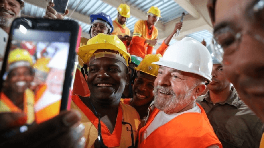 Lula ao lado de trabalhadores (Foto: Reprodução/ Internet) Lula ao lado de trabalhadores (Foto: Reprodução/ Internet)