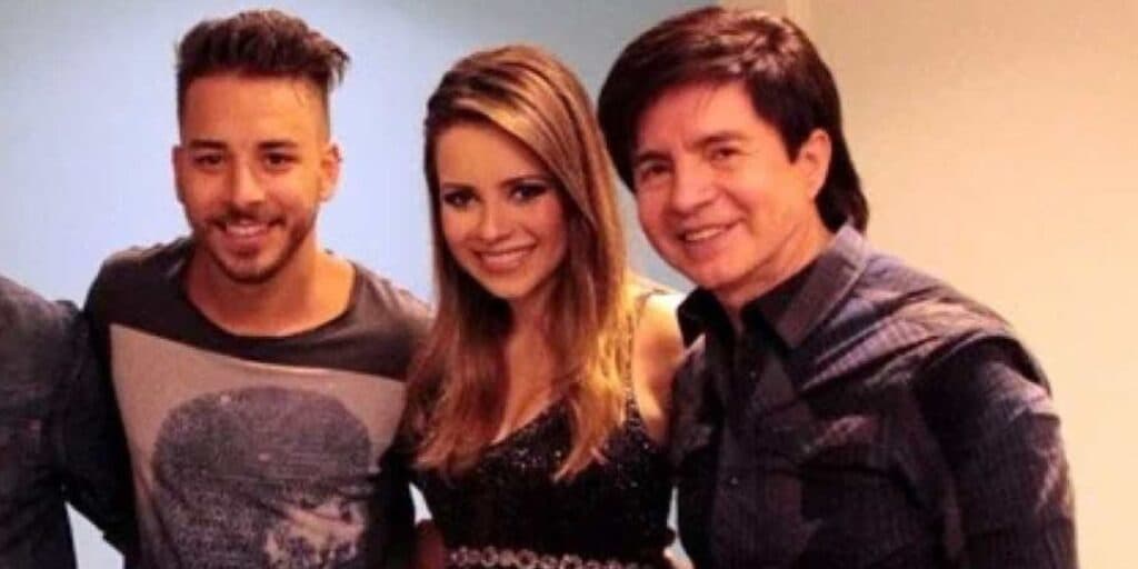 Junior, Sandy e o cantor sertanejo (Foto: Reprodução / Internet) Junior, Sandy e o cantor sertanejo (Foto: Reprodução / Internet)