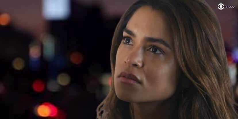 Brisa (Lucy Alves) em Travessia (Foto: Reprodução / Globo / Montagem TV Foco) Brisa (Lucy Alves) em Travessia (Foto: Reprodução / Globo / Montagem TV Foco)
