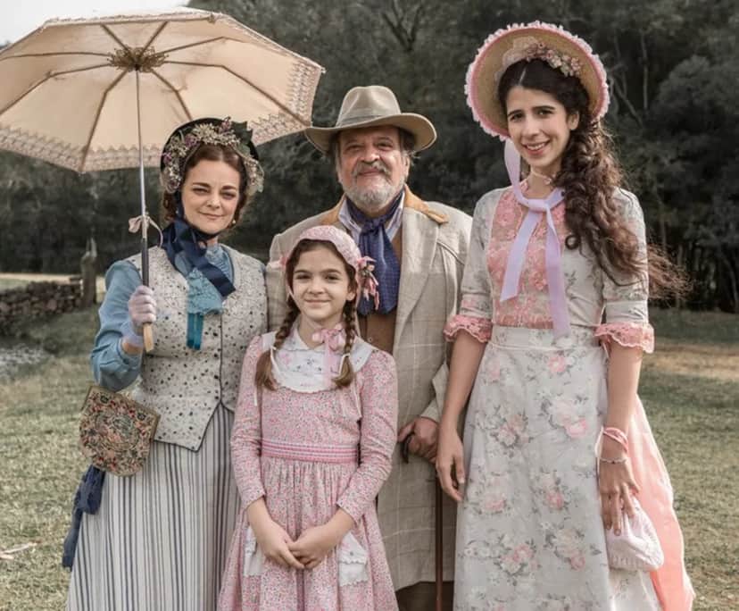 Flora Diegues ao lado de Mel Maia, Inês Peixoto e Luíz Melo na novela "Além do Tempo" Flora Diegues ao lado de Mel Maia, Inês Peixoto e Luíz Melo na novela "Além do Tempo"