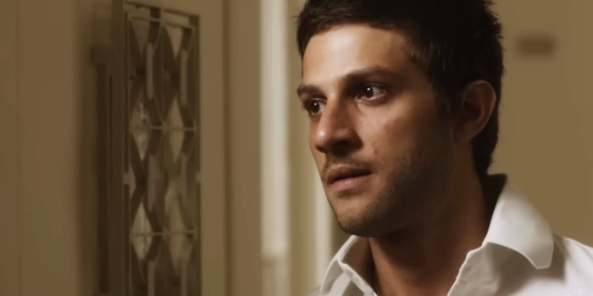 Ari em cena da novela Travessia usando camisa branca Ari em cena da novela Travessia usando camisa branca