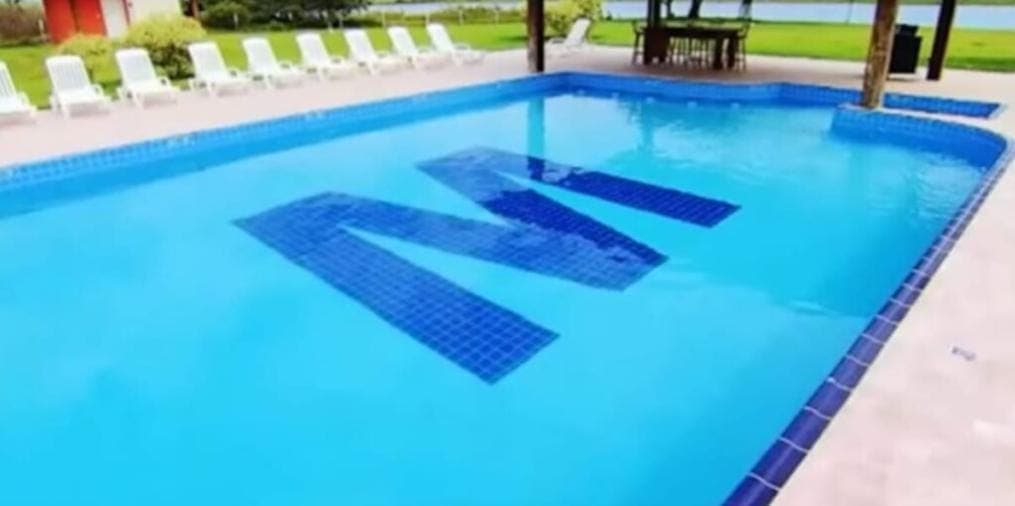 Piscina personalizada com a letra M de Marrone (Reprodução: Youtube) Piscina personalizada com a letra M de Marrone (Reprodução: Youtube)