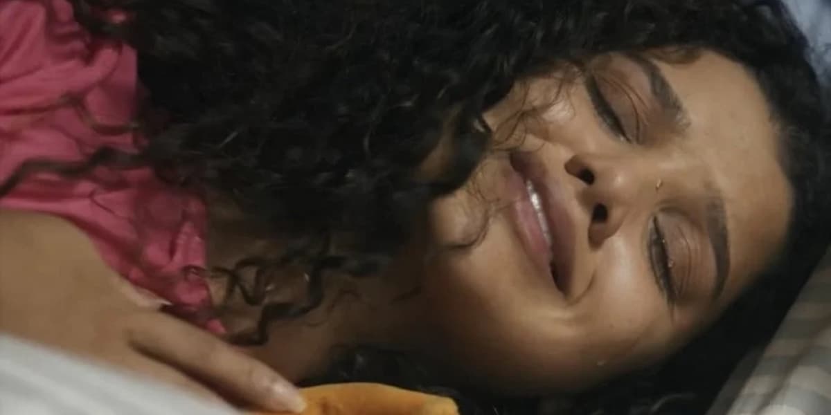 Karina chora ao se dar conta de que foi vítima de um pedófilo na novela Travessia Karina chora ao se dar conta de que foi vítima de um pedófilo na novela Travessia