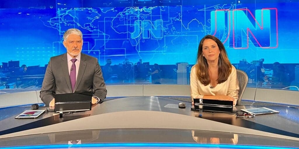Jornalista William Bonner e Ana Luiza Guimarães dão notícia triste no JN (Foto: Reprodução, Globo) Jornalista William Bonner e Ana Luiza Guimarães dão notícia triste no JN (Foto: Reprodução, Globo)