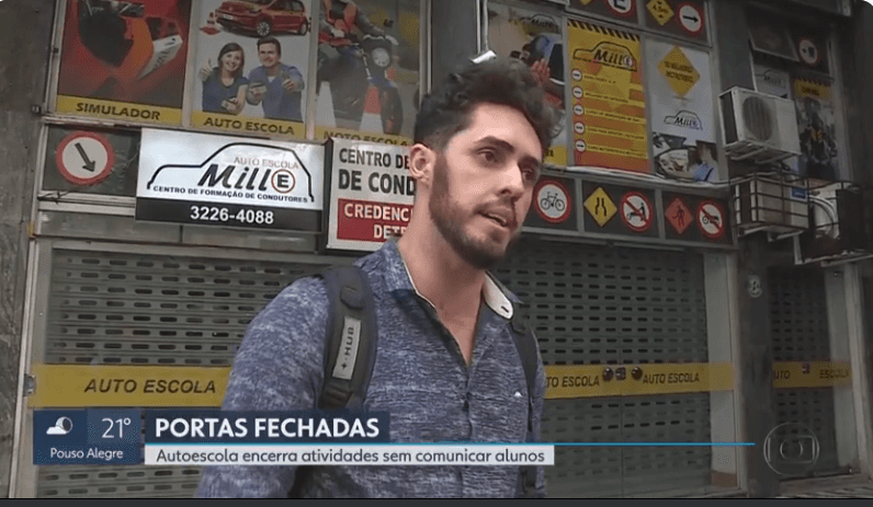 Alunos se revoltaram com a situação ao se depararem com as portas fechadas (Foto Reprodução/Internet) Alunos se revoltaram com a situação ao se depararem com as portas fechadas (Foto Reprodução/Internet)