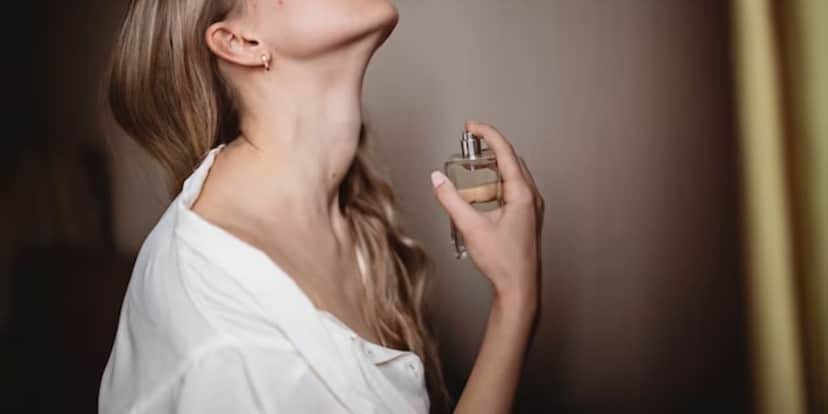 Mulher usando perfume e borrifando na pele - Foto Reprodução Internet Mulher usando perfume e borrifando na pele - Foto Reprodução Internet