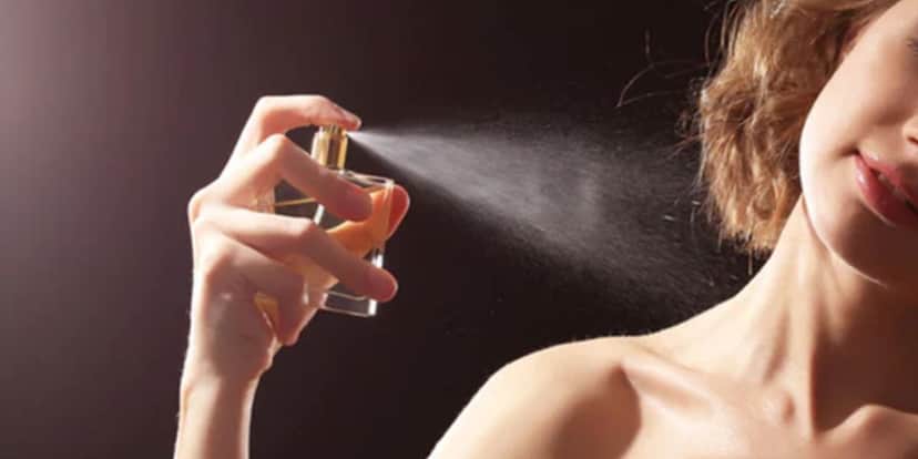 Mulher usando perfume e borrifando na pele - Foto Reprodução Internet Mulher usando perfume e borrifando na pele - Foto Reprodução Internet