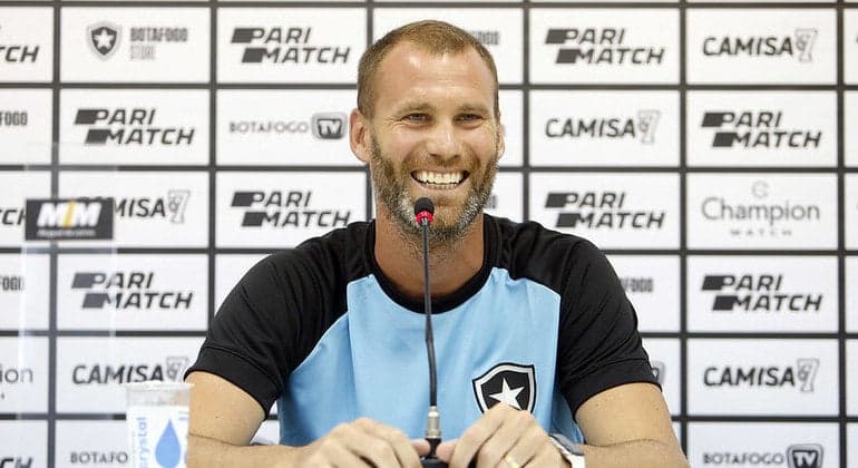 Joel Carli está se despedindo do Botafogo (Foto: Reprodução/ Internet) Joel Carli está se despedindo do Botafogo (Foto: Reprodução/ Internet)