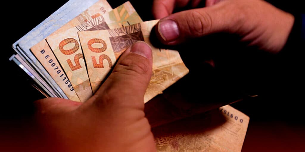 Aviso urgente e choque geral: COMUNICADO sobre a ANTECIPAÇÃO do seu 13º salário é feito oficialmente