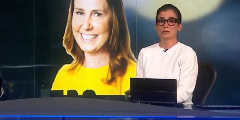 Renata Vasconcellos chorou ao vivo ao noticiar morte da colega de trabalho (Reprodução: Globo) Renata Vasconcellos chorou ao vivo ao noticiar morte da colega de trabalho (Reprodução: Globo)