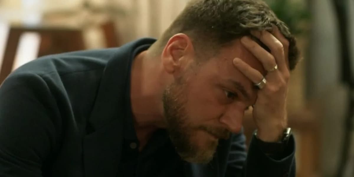 Theo (Emilio Dantas) entra em desespero em "Vai na Fé" (Foto: Reprodução/TV Globo) Theo (Emilio Dantas) entra em desespero em "Vai na Fé" (Foto: Reprodução/TV Globo)