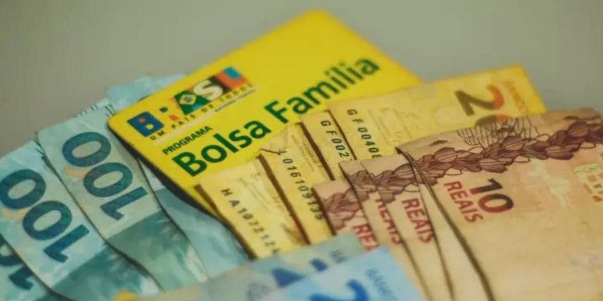 Cartão do Bolsa Família e notas de dinheiro - Foto Reprodução Internet Cartão do Bolsa Família e notas de dinheiro - Foto Reprodução Internet