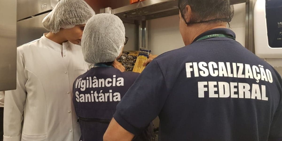 Anvisa realizando fiscalização de alimentos (Imagem Reprodução Internet) Anvisa realizando fiscalização de alimentos (Imagem Reprodução Internet)