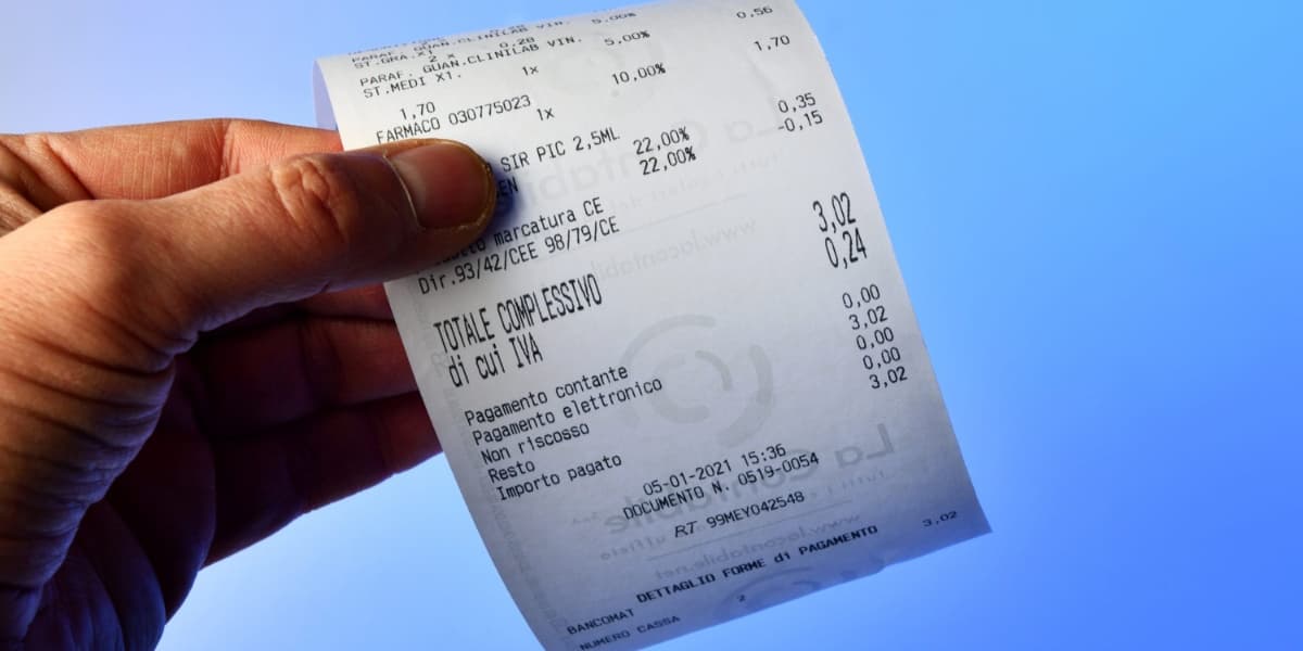 Pessoa segurança nota fiscal de um estabelecimento (Imagem Reprodução Internet) Pessoa segurança nota fiscal de um estabelecimento (Imagem Reprodução Internet)