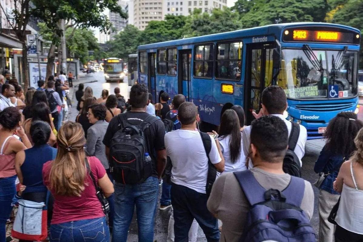 Fila para pegar ônibus - Foto Reprodução Internet Fila para pegar ônibus - Foto Reprodução Internet