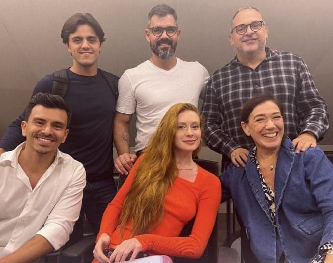 Pascoal (Juliano Cazarré) e os integrantes do núcleo da família Montebello de Fuzuê. (Foto: Reprodução / Globo) Pascoal (Juliano Cazarré) e os integrantes do núcleo da família Montebello de Fuzuê. (Foto: Reprodução / Globo)