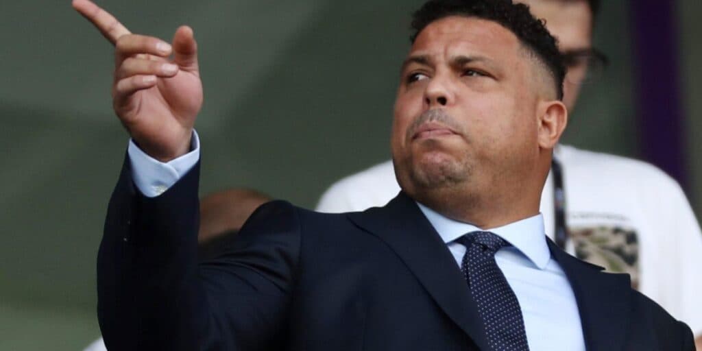 Milhões de reais e terror para Ronaldo: Gigante do Cruzeiro toma decisão após receber proposta da gringa