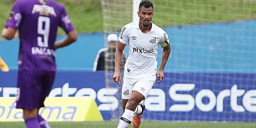 Derick formado nas categorias de base do Santos - (Foto: Internet) Derick formado nas categorias de base do Santos - (Foto: Internet)