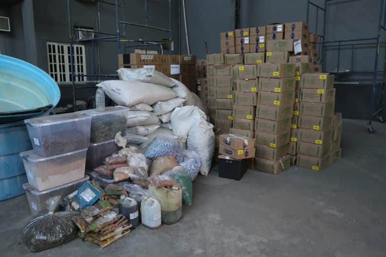 Interditada pela ANVISA: A fábrica barrada ao ter 10 toneladas de remédios apreendidos e situação hoje (19) (Reprodução/Internet) Interditada pela ANVISA: A fábrica barrada ao ter 10 toneladas de remédios apreendidos e situação hoje (19) (Reprodução/Internet)