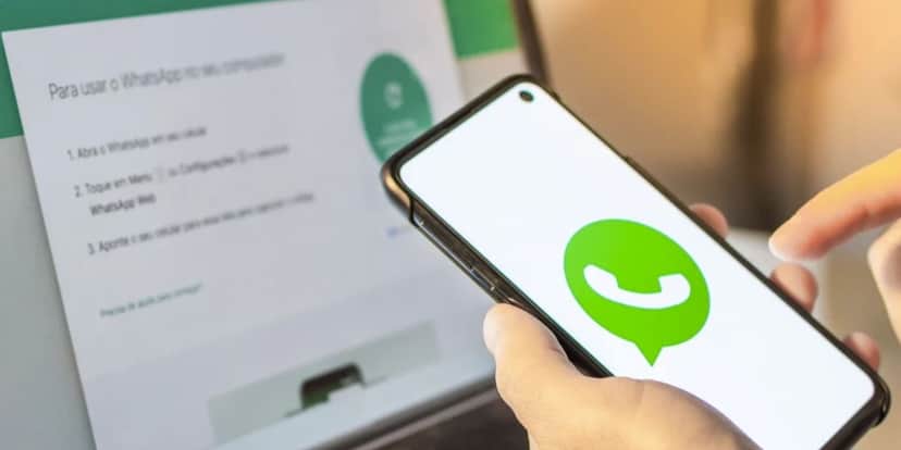 WhatsApp no computador e pessoa segurando celular (Foto: Reprodução / Internet) WhatsApp no computador e pessoa segurando celular (Foto: Reprodução / Internet)