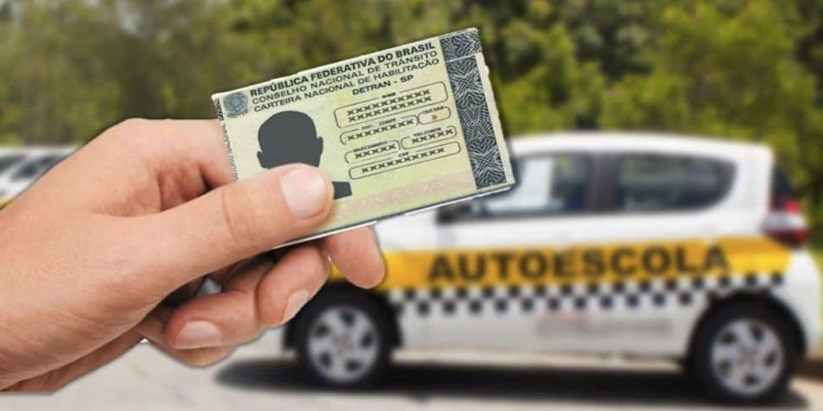 Carro da autoescola e pessoa segurando a CNH (Foto: Reprodução / Internet) Carro da autoescola e pessoa segurando a CNH (Foto: Reprodução / Internet)