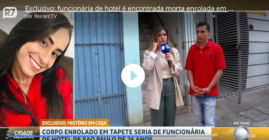 Repórter entrevistando irmão da vítima encontrada morta no local - Foto Reprodução Record Repórter entrevistando irmão da vítima encontrada morta no local - Foto Reprodução Record