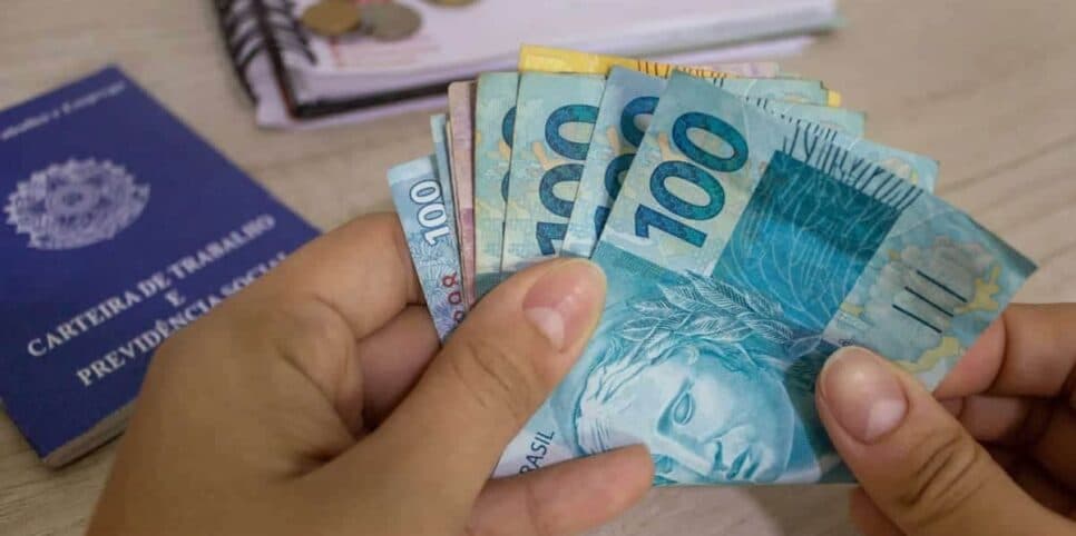 Salário mínimo acima dos R$1800 e 13º disparado no talo: 2 vitórias são garantidas à lista de CLTs