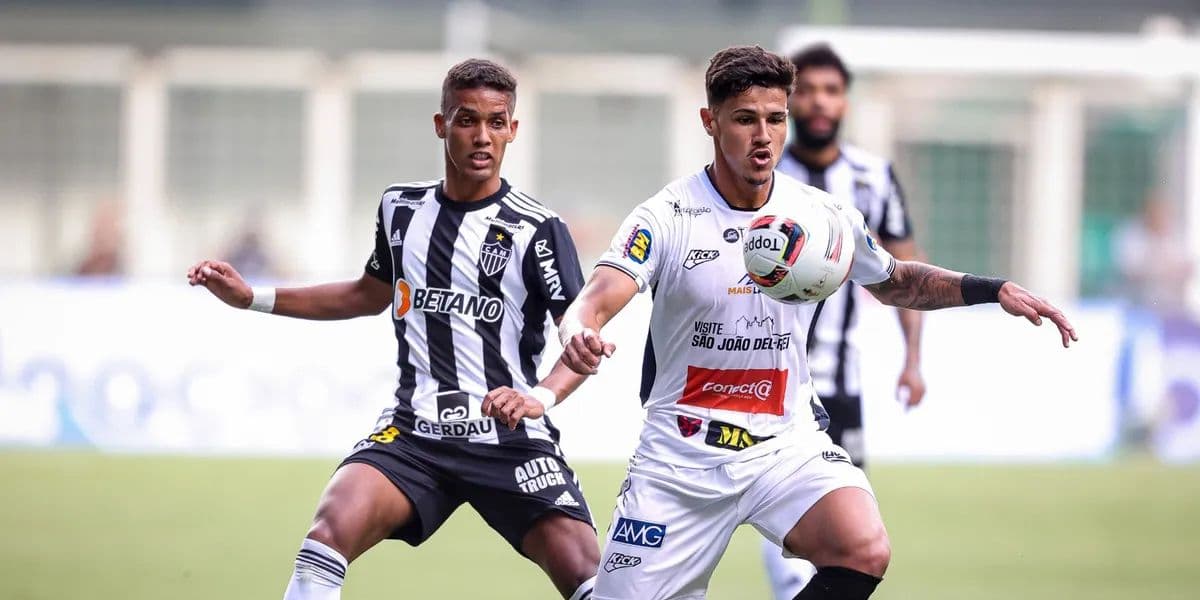 Volante Rômulo, que pertence ao Athletic-MG, permanecerá no Internacional de Eduardo Coudet em 2024 - (Foto: Internet) Volante Rômulo, que pertence ao Athletic-MG, permanecerá no Internacional de Eduardo Coudet em 2024 - (Foto: Internet)