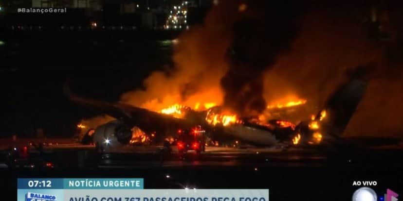 Avião ficou completamente destruído pelas chamas (Reprodução: Record) Avião ficou completamente destruído pelas chamas (Reprodução: Record)