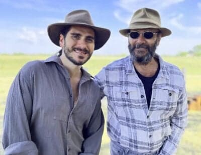 Pai e filho na vida real, Gabriel Sater e Almir Sater contracenaram juntos em Pantanal e agora em Renascer farão o mesmo personagem (Foto: Reprodução / Globo) Pai e filho na vida real, Gabriel Sater e Almir Sater contracenaram juntos em Pantanal e agora em Renascer farão o mesmo personagem (Foto: Reprodução / Globo)