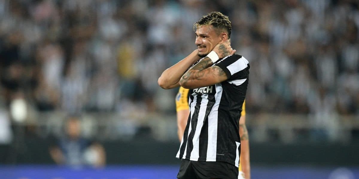 Milhões na mesa de Textor por adeus de Tiquinho: Grêmio gasta cada centavo para arrancar o camisa 9 do Botafogo - Foto | Reprodução: Internet Milhões na mesa de Textor por adeus de Tiquinho: Grêmio gasta cada centavo para arrancar o camisa 9 do Botafogo - Foto | Reprodução: Internet
